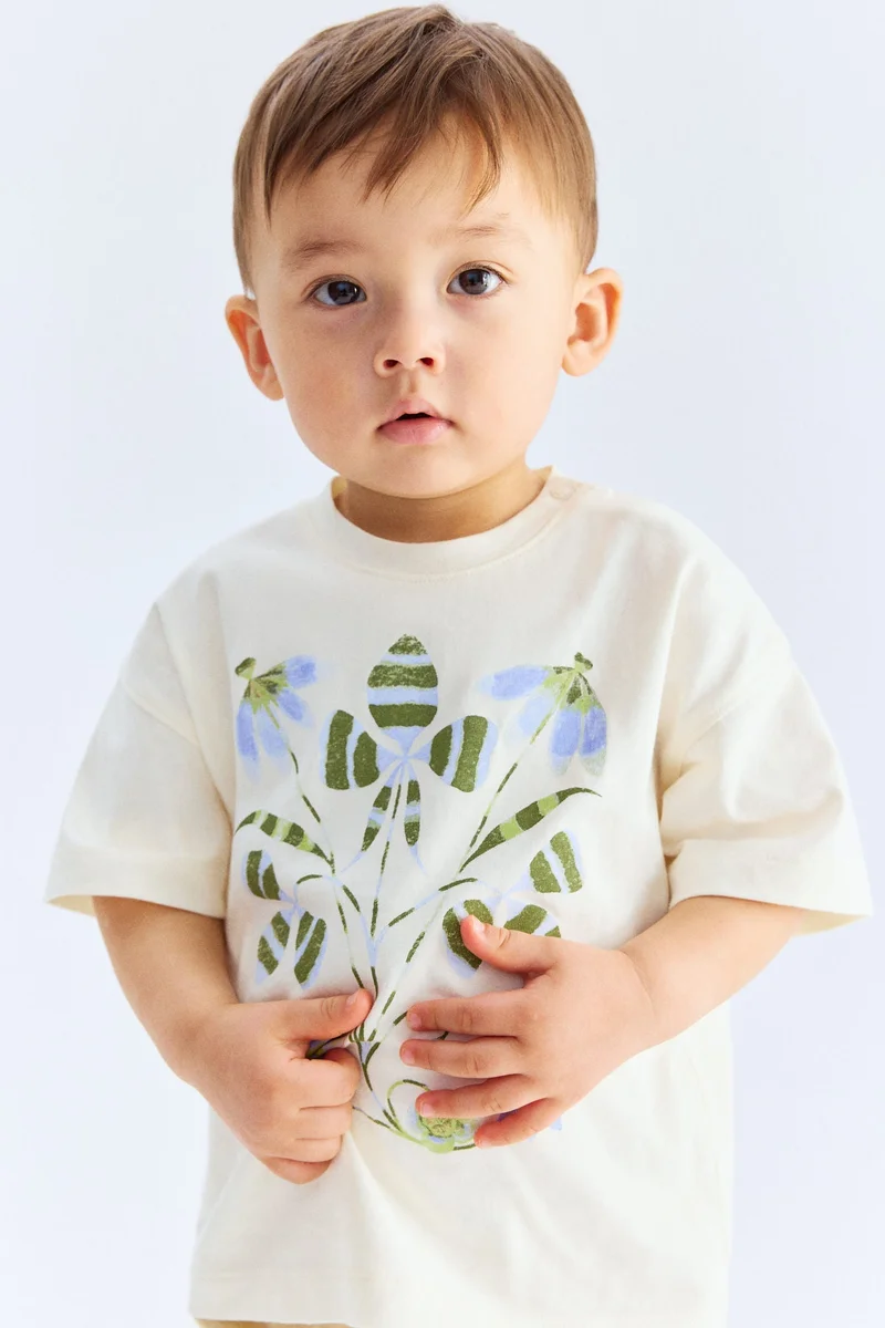 اتش اند ام تي-شيرت مزين بطبعة